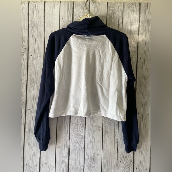 Champion sweater forever 21 sweater with hoodie. - Picture 4 of 11